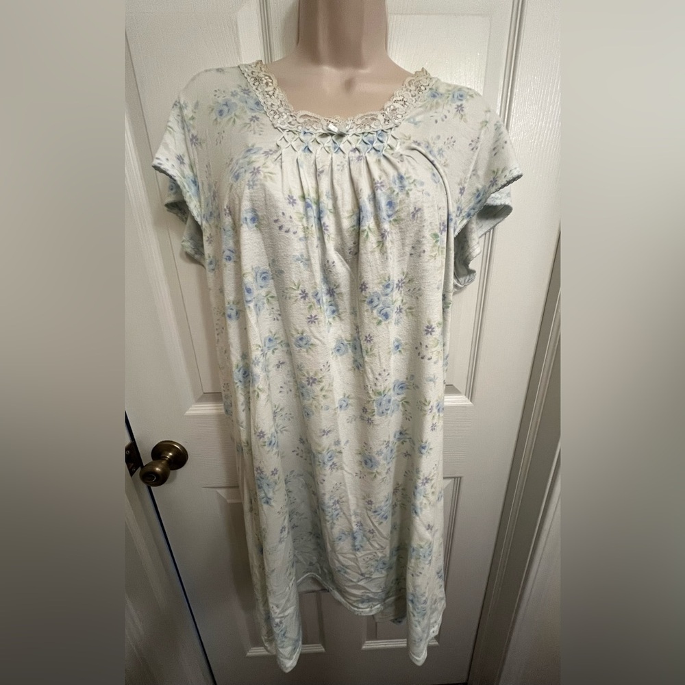Vintage Miss Elaine Women’s size Large Blue Floral Lace Grannycore Nightgown